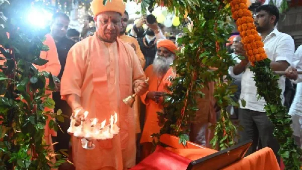 CM Yogi performed special prayers on Janmashtami, rocked Laddu Gopal in the cradle