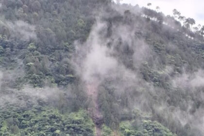 Landslide again from Varunavat mountain in Uttarkashi, many vehicles buried in debris, people in panic due to boulders falling from the hill