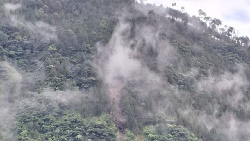 Landslide again from Varunavat mountain in Uttarkashi, many vehicles buried in debris, people in panic due to boulders falling from the hill