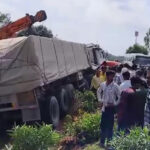 The trailer crushed the car moving ahead, 4 people died due to being crushed