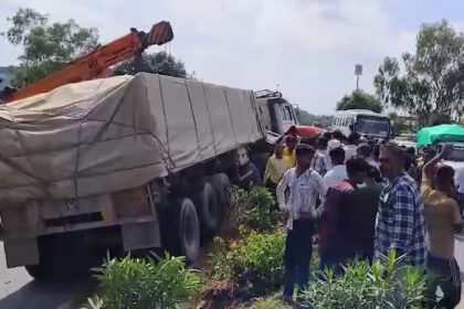 The trailer crushed the car moving ahead, 4 people died due to being crushed