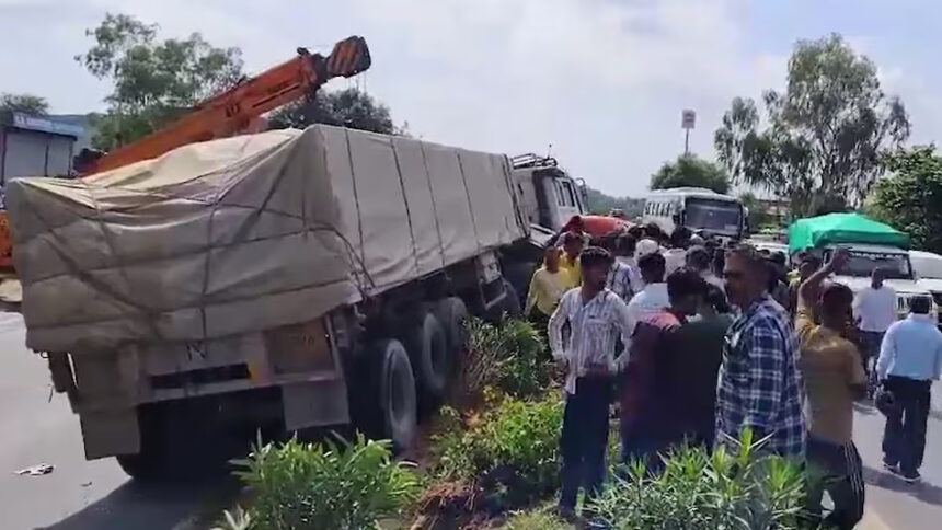 The trailer crushed the car moving ahead, 4 people died due to being crushed