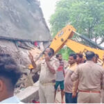 A two-storey house collapsed, three women of the same family died after being buried under the rubble