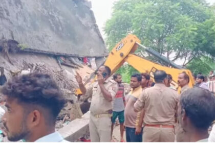 A two-storey house collapsed, three women of the same family died after being buried under the rubble