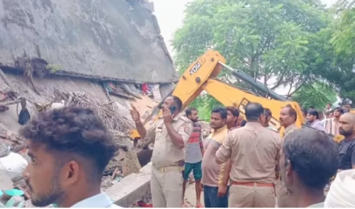 A two-storey house collapsed, three women of the same family died after being buried under the rubble