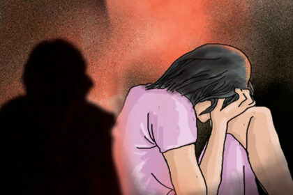 Raebareli: A case of attempted rape of a 12-year-old girl has come to light in a village of Salon police station area. When the girl raised an alarm, the villagers caught the accused youth and handed him over to the police. The police have registered a case against the accused and sent the girl for medical examination. The case is of a village in Salon police station area. According to the police, the girl had gone to the field a little away from the house to defecate. At the same time, Sarjeet Verma (30), a resident of the same village, followed the girl and reached the field. Where Sarjeet started forcing the girl. At this, the girl raised an alarm. Hearing the screams of the girl, some villagers reached the spot and caught Sarjeet. It is being told that the villagers beat up the accused and informed the police. The police, who arrived on the information, have arrested the accused Sarjeet. The girl has been sent for medical examination.