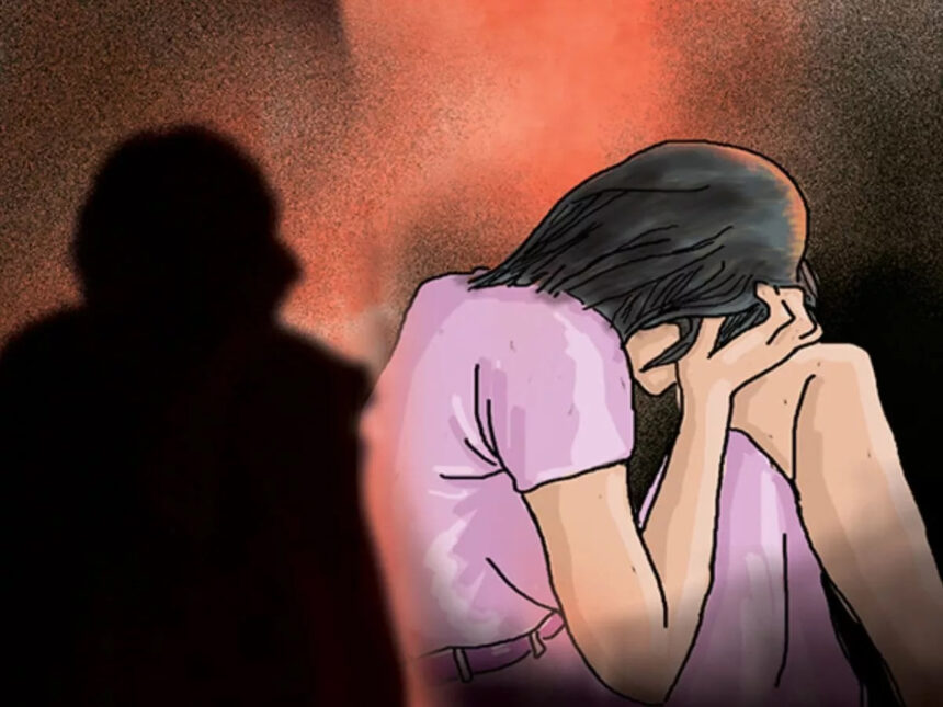 Raebareli: A case of attempted rape of a 12-year-old girl has come to light in a village of Salon police station area. When the girl raised an alarm, the villagers caught the accused youth and handed him over to the police. The police have registered a case against the accused and sent the girl for medical examination. The case is of a village in Salon police station area. According to the police, the girl had gone to the field a little away from the house to defecate. At the same time, Sarjeet Verma (30), a resident of the same village, followed the girl and reached the field. Where Sarjeet started forcing the girl. At this, the girl raised an alarm. Hearing the screams of the girl, some villagers reached the spot and caught Sarjeet. It is being told that the villagers beat up the accused and informed the police. The police, who arrived on the information, have arrested the accused Sarjeet. The girl has been sent for medical examination.