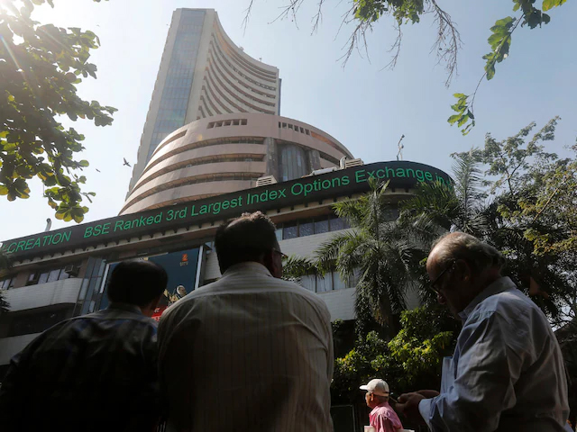 Sensex Gains 231 Points as Market Closes in Green, Nifty Tops 25,200