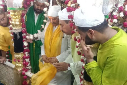 Shivpal Yadav reached Shahmeena Shah Dargah in Lucknow Urs: offered prayers by offering chadar at Shahmeena Shah Dargah, said- we have an old relationship with this place