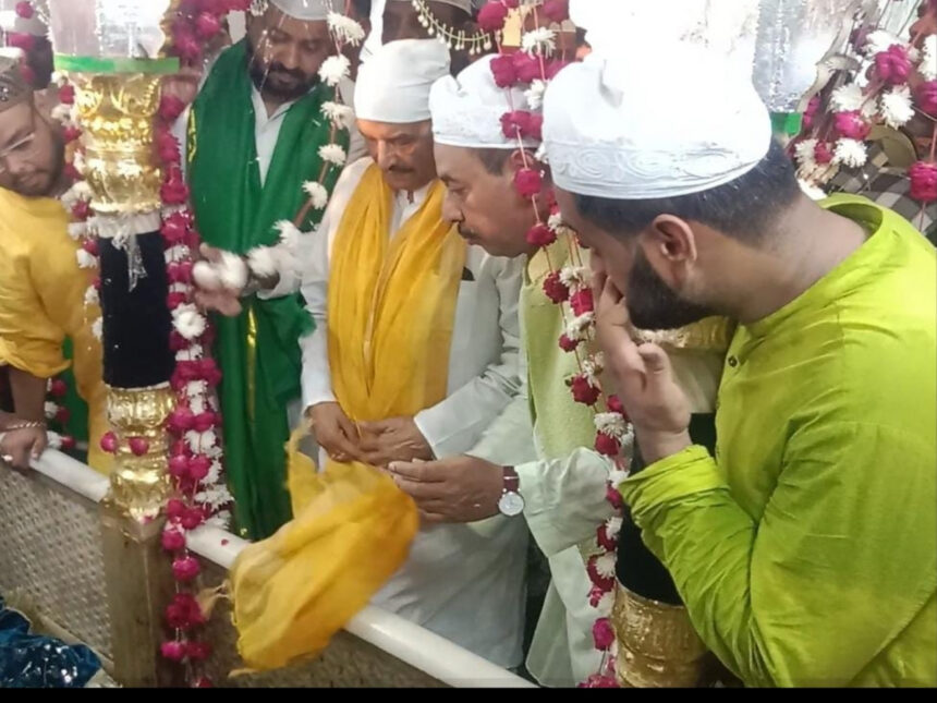 Shivpal Yadav reached Shahmeena Shah Dargah in Lucknow Urs: offered prayers by offering chadar at Shahmeena Shah Dargah, said- we have an old relationship with this place