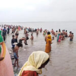 Bathing started at 4 am on Somvati Amavasya: Ghats reverberated with Har Har Gange in Amroha, donations were made to the needy by performing havan-yagya