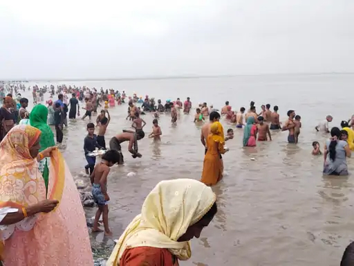 Bathing started at 4 am on Somvati Amavasya: Ghats reverberated with Har Har Gange in Amroha, donations were made to the needy by performing havan-yagya