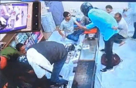 Sultanpur: Encounter of the accused of robbery in a jewellery shop, three miscreants shot