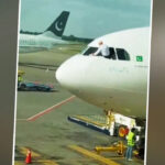 'Only Pakistanis can do this', the pilot cleaned the windshield by hanging like this, people said- was he in roadways earlier?